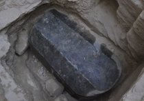 Ученые обнаружили в Египте черный гранитный саркофаг и планируют в ближайшее врем открыть его непосредственно на глубине пяти метров, где предмет и был найден