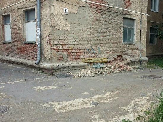 Мэрия посоветовала жильцам разваливающегося дома в Омске самим позаботиться о расселении