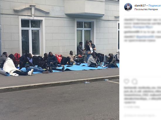 Десятки нигерийцев столпились у посольства в Москве, пытаясь вернуться домой