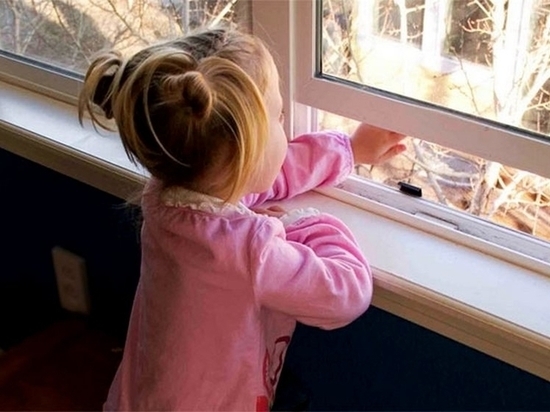 В Тверской области 10-летняя девочка выпала из окна