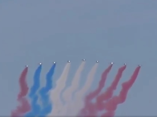 Французская пилотажная группа перепутала цвета национального флага
