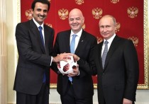 Если для болельщиков ЧМ-2018 к вечеру понедельника завершится на стадионе, то для российских официальных лиц он завершился в Кремле, где Владимир Путин не без сожаления передал символический "мяч мечты" хозяину следующего мундиаля - эмиру Катара