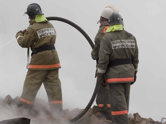 В Оренбурге на пересечении улиц Брыкина и 9 Января сгорели 300 квадратных метров строительного мусора
