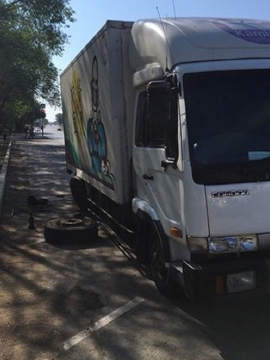 Соцсети: в Оренбурге грузовик рухнул на водителя, менявшего колесо