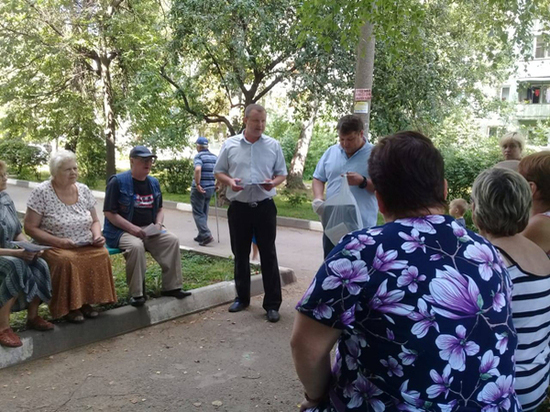 Политики обходят квартиры и дворы  в Новомосковске