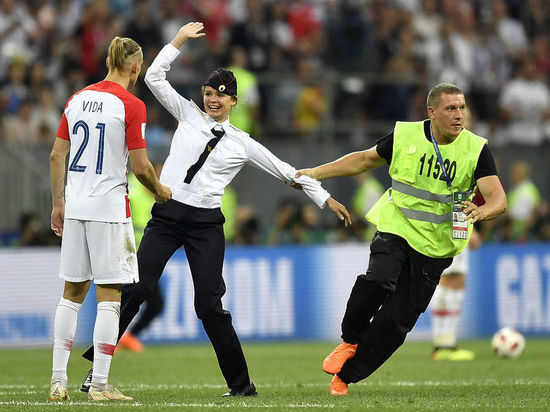 Pussy Riot попытались сорвать финал чемпионата мира, выбежав на поле
