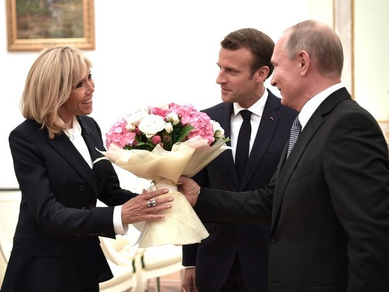 Владимир Путин подарил букет супруге Эммануэля Макрона
