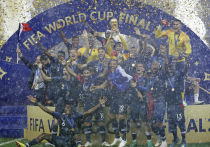 Футболисты сборной Франции после победы в финале чемпионата мира по футболу над соперниками их Хорватии не смогли сдержать эмоций на послематчевой пресс-конференции, сообщает Р-Спорт