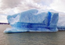 Огромный айсберг, который недавно откололся от ледника, прибило к маленькой деревне Иннаарсит, расположенной на территории Гренландии
