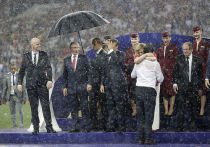 История с «единственным на всю Россию зонтом» на церемонии закрытия чемпионата мира по футболу в «Лужниках» стала не только темой дня в соцсетях, но и поводом для разбора полетов в Кремле