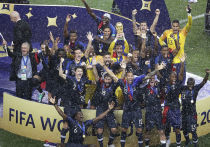 Как сообщает портал Синьхуа, футбольные болельщики из Китая после окончания финального матча чемпионата мира по футболу, который завершился в "Лужниках" победой сборной Франции над соперниками из Хорватии,