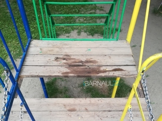 В Барнауле ребенок разбил голову, провалившись на детской площадке