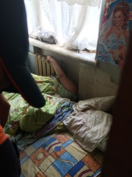 В Казани спасатели помогли женщине, голова которой застряла за батареей