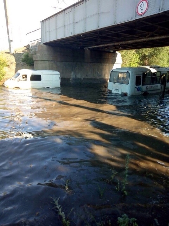 Вода на дороге  в Орске заблокировала движение автомобилей и общественного транспорта