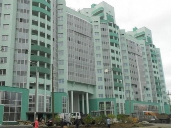 С балкона 12 этажа в центре Архангельска выпала молодая женщина