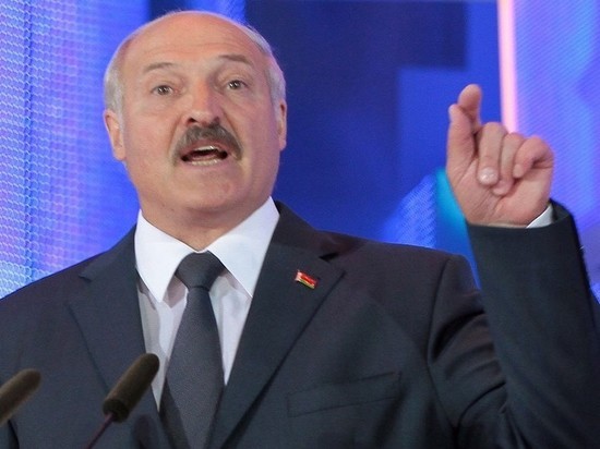 Лукашенко обвинил российские фирмы "с погонами" в поставках санкционки