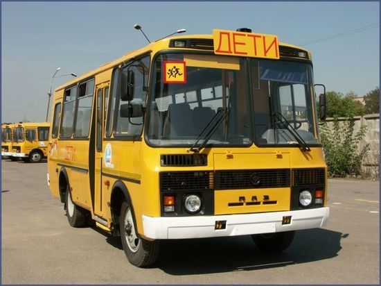 Родители учащихся Беляевской средней общеобразовательной школы в Конышевском районе не первый год обивают пороги поселковой и районной администрации, прося обеспечить детей школьным автобусом.