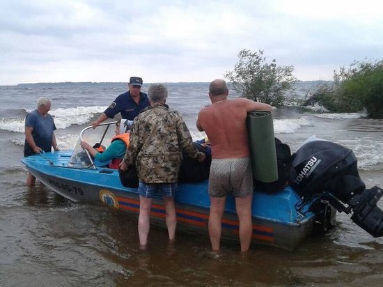 Спасатели эвакуировали семью с острова под Широким Буераком