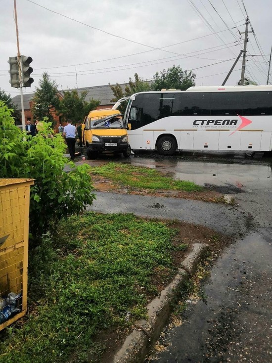 В Бузулуке автобус «Хайгер» смял пассажирскую Газель