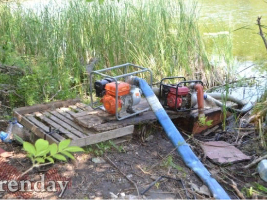 В Оренбургском районе на озере Микутка мужчина незаконно качал воду