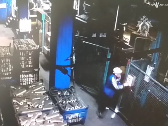 Момент гибели рабочего на заводе в Людиново попал на видео