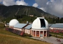 В предгорьях Алматы есть уникальный объект - Тянь-Шаньская астрономическая обсерватория и ее главные "уши и глаза" Институт ионосферы - радиополигон "Орбита", расположенный на высоте 2740 метров над уровнем моря