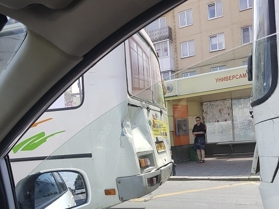 В Кемерово в маршрутку, среди пассажиров которой были дети и беременная женщина, врезался автобус