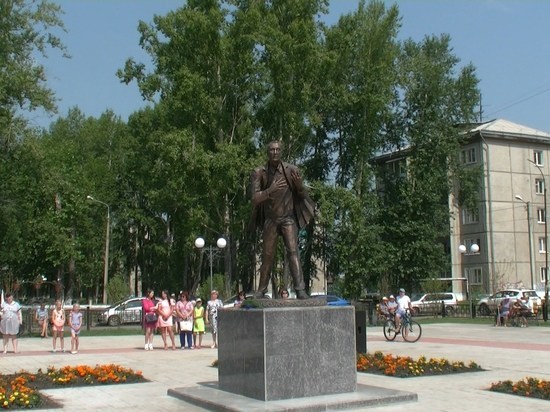 Первый в России памятник поэту Евгению Евтушенко открыли в Иркутской области