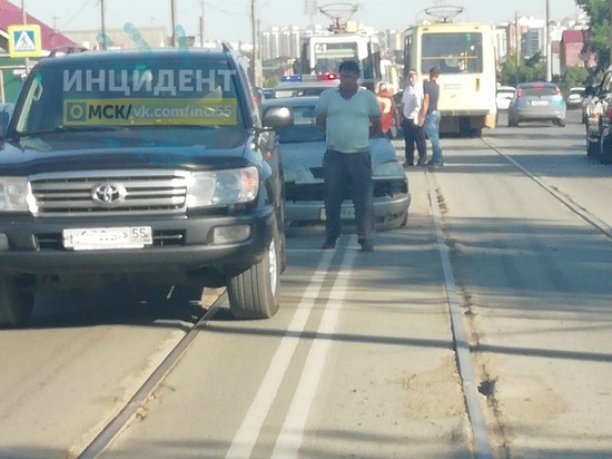 Малолитражка «Чери» в Омске смогла одновременно врезаться в «Крузак» и трамвай