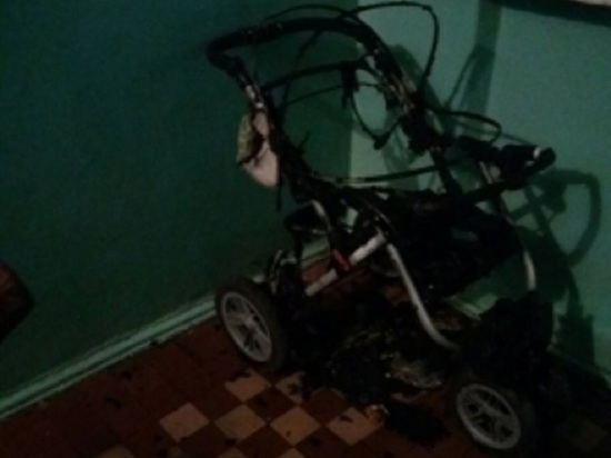 Неизвестные сожгли детскую коляску прямо в подъезде Малоярославца