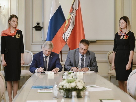 Глава региона Александр Гусев и замруководителя ведомства Андрей Кашеваров подписали соглашение о сотрудничестве