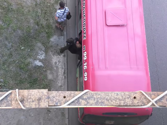 Маршрутка в Барнауле каталась с зажатым дверьми мужчиной (видео)