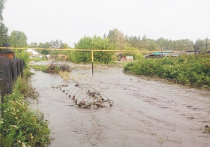 Трагедия в Крымске, когда проливные дожди вызвали страшное наводнение и гибель 171 человека, повторилась — пусть в маленьком масштабе — в оренбургском селе Зеркло