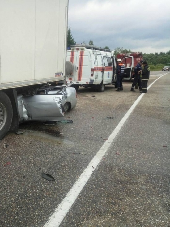 Три человека погибли под грузовиком в Тверской области