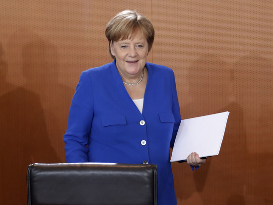 На первый взгляд, безобидный снимок немецкого канцлера с детьми поставил Меркель в компрометирующее неловкое положение