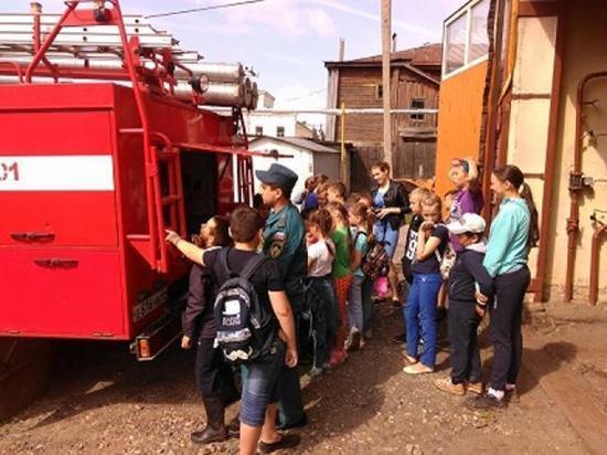 Галичские пожарные рассказали местным ребятишкам о своей работе