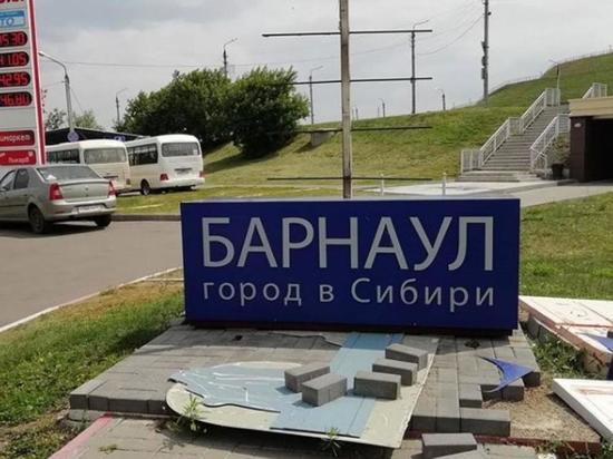 У Нагорного парка упала стела с туристической эмблемой Барнаула