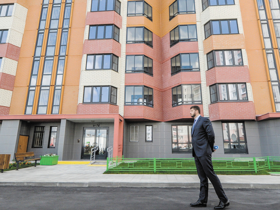Москвичи получают ключи от новых квартир на Изюмской улице