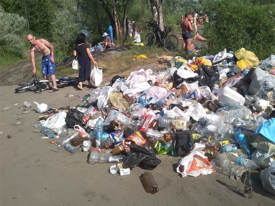 Популярное место купания в парке Победы в Омске завалили мусором