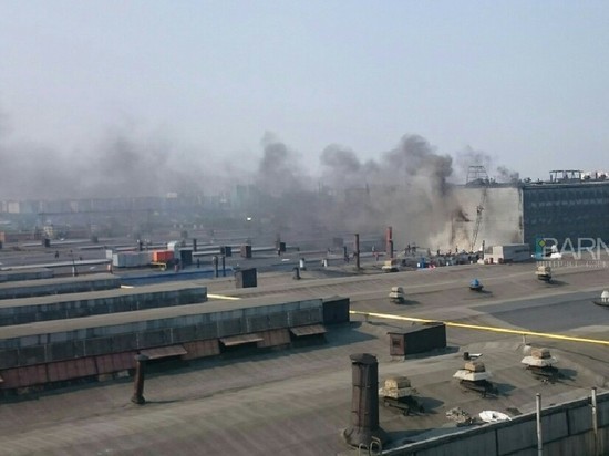 При пожаре на Шинном заводе Барнаула огнеборцы спасли 30 человек