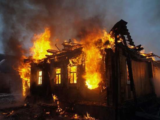 Почти 4 часа 24 огнеборца тушили жилой дом под Тверью