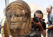 Обнаружение черного саркофага в Александрии затмило собой куда более важную для науки находку из 35 мумий и уникальной серебряной маски в 30 км от Каира