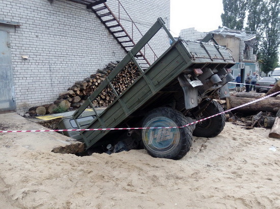 В Воронеже грузовик ушел под землю