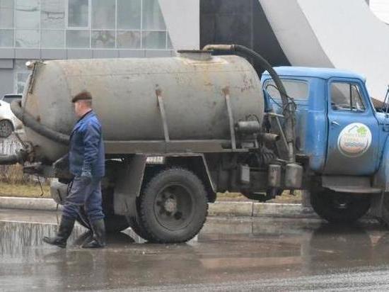 В Астрахани спецтехника убирает улицы после буйства погоды