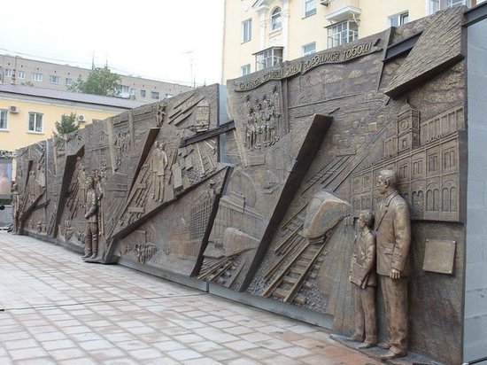 В Екатеринбурге открыли памятник «Железные дороги в истории России»