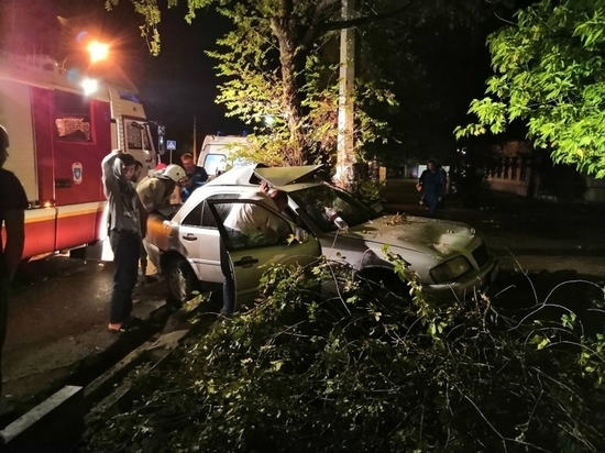 Появилось видео, как в Астрахани Mercedes-Benz влетает в дерево