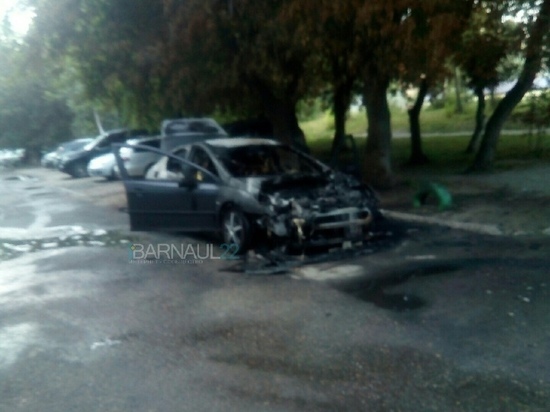 Названа причина возгорания Peugeot 407 возле гимназии в Барнауле