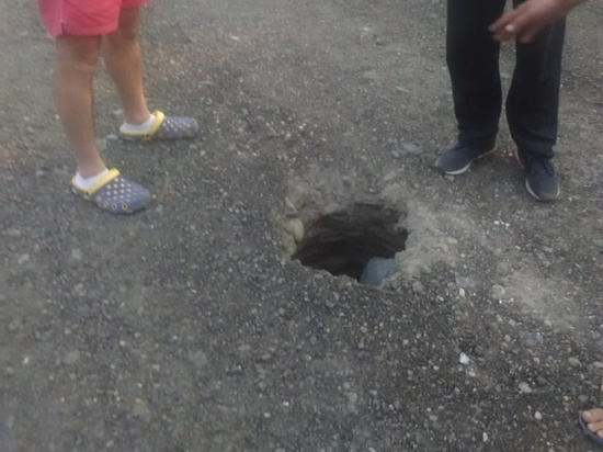 Двухметровая дыра образовалась на дороге в барнаульском поселке