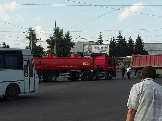 В Кемерове фура преградила путь трамваям