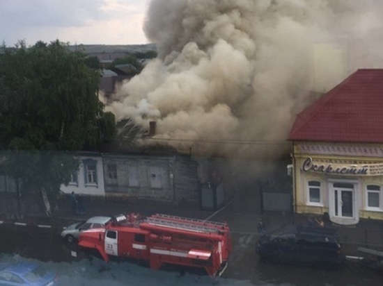 В Бузулуке предположительно от удара молнии загорелась квартира